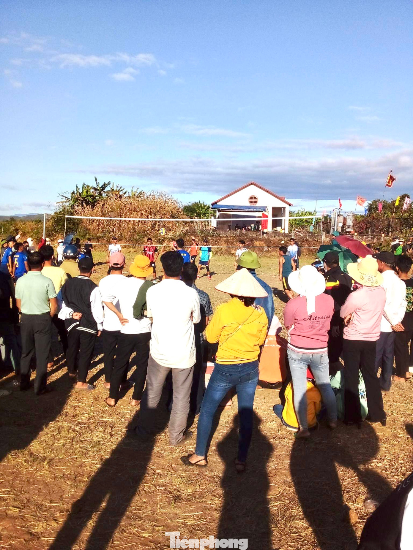 Môn bóng chuyền nam cũng thu hút đông đảo người xem.