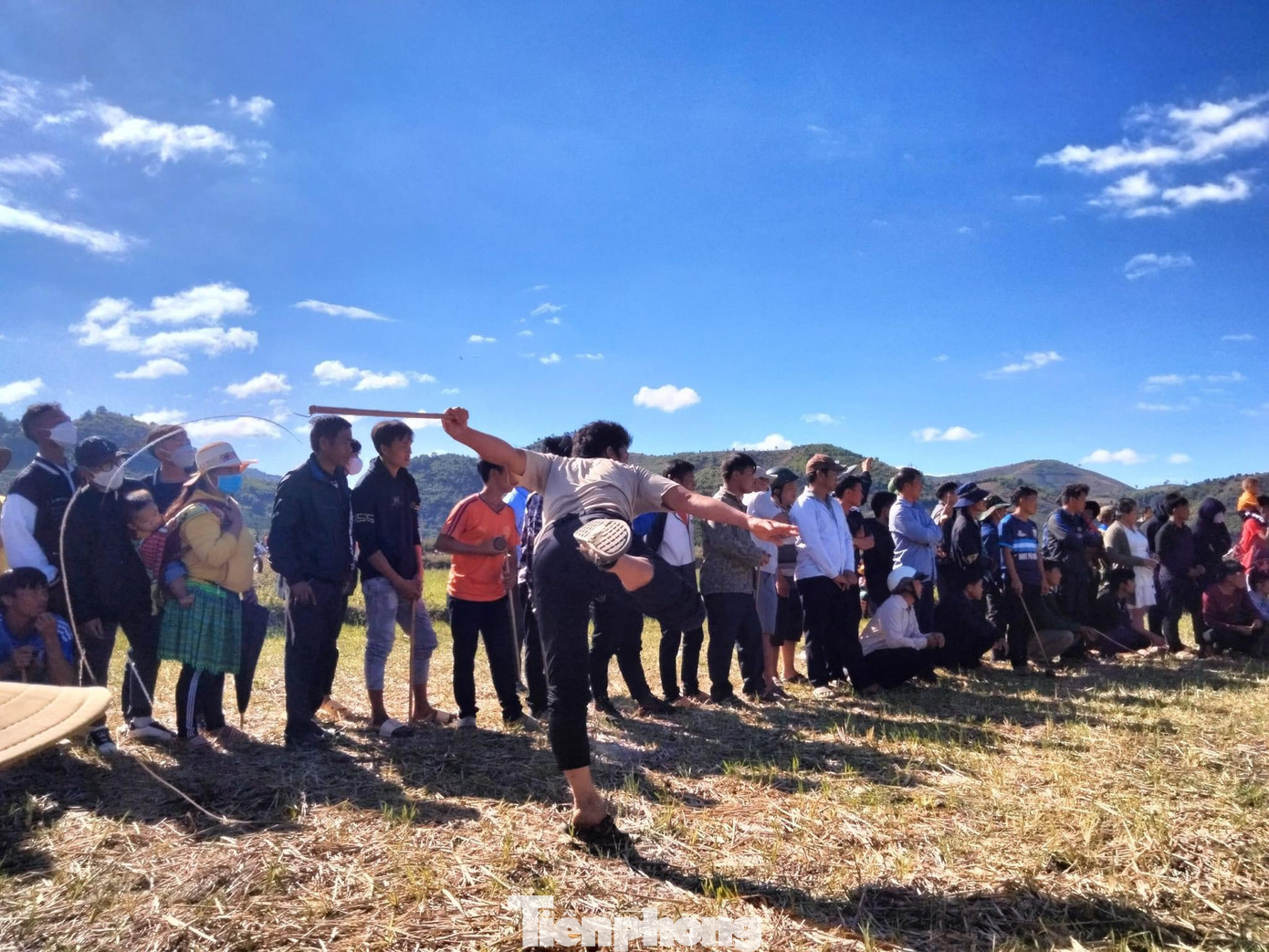 Người đàn ông dùng hết sức ném Còn thật mạnh.