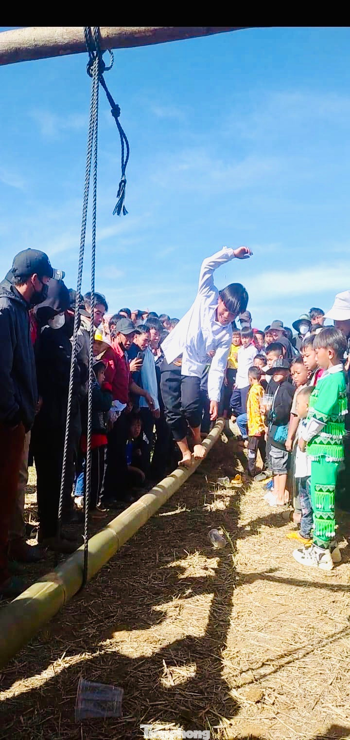 Để đi đến đích, đòi hỏi người dự thi phải giữ được thăng bằng