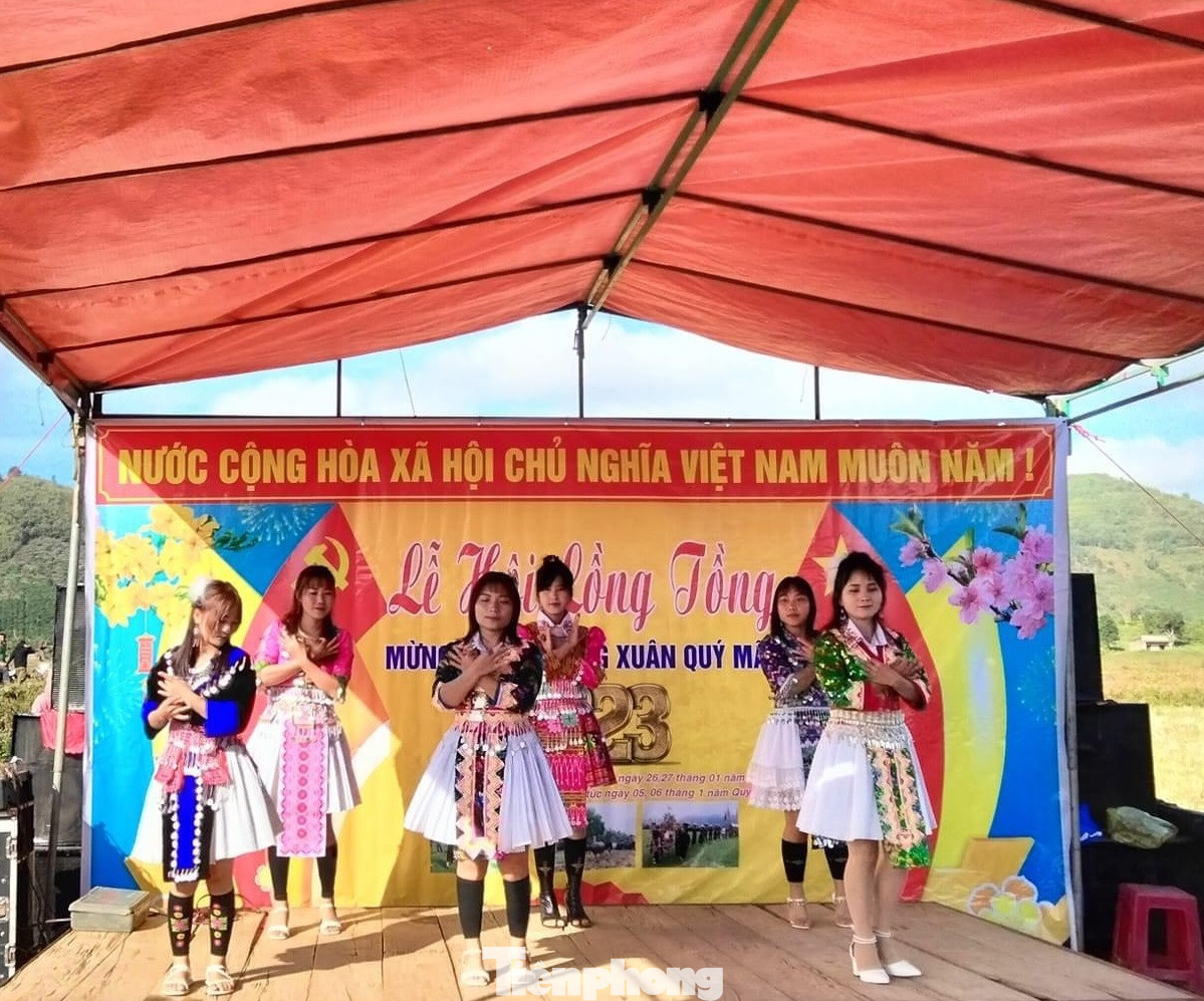 Giao lưu văn nghệ mừng Đảng, mừng Xuân tại lễ hội Lồng tồng.