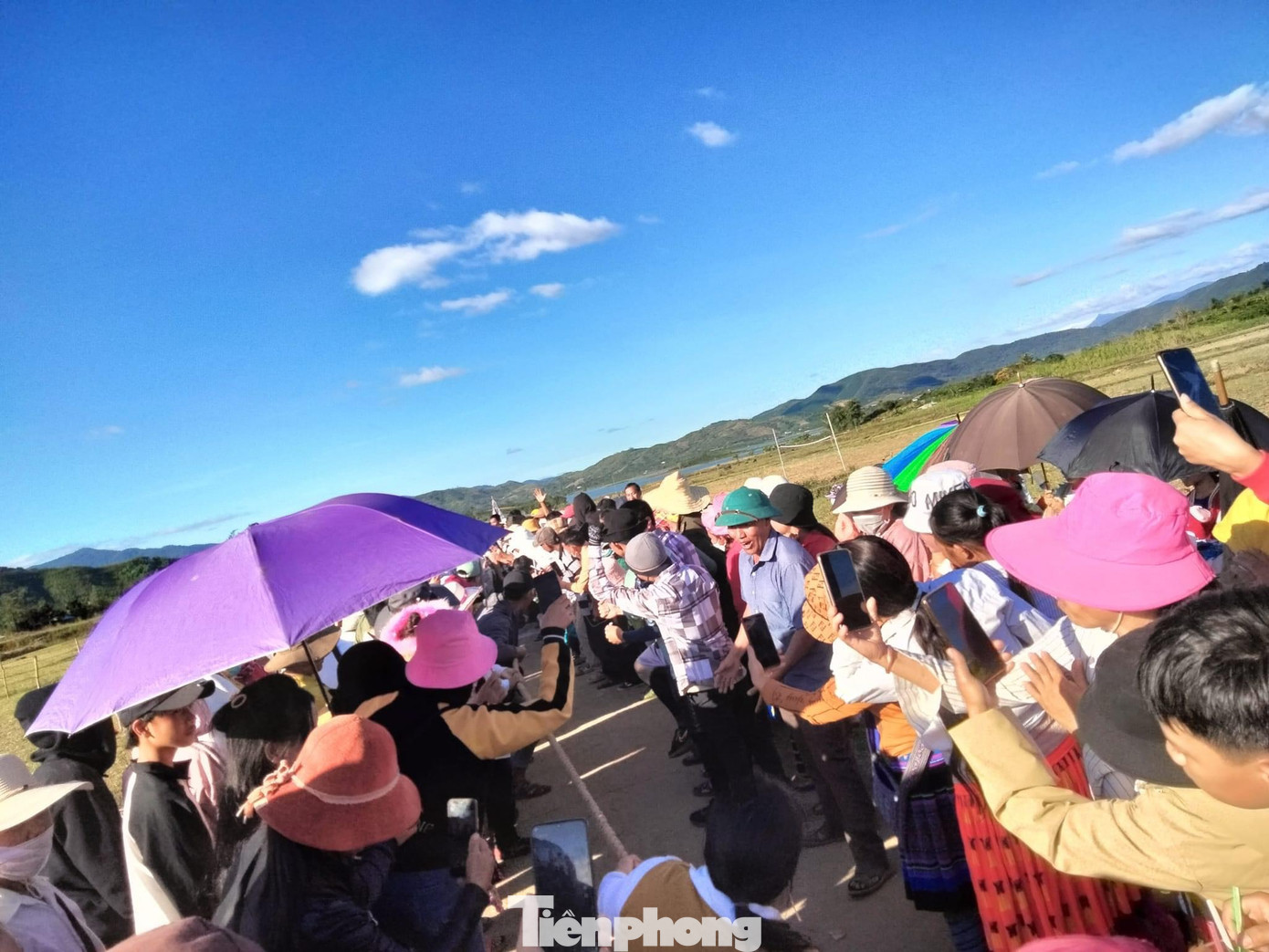 Thời tiết khá nắng nóng nhưng đông người dân ở lại cổ vũ cho các đội thi kéo co.