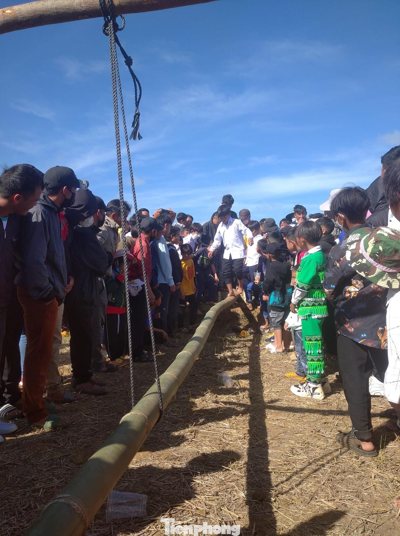 Phần thi đi cầu đu đưa.