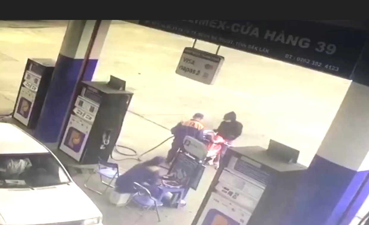 Công an bắt giữ Tuyến tại cây xăng dầu số 39