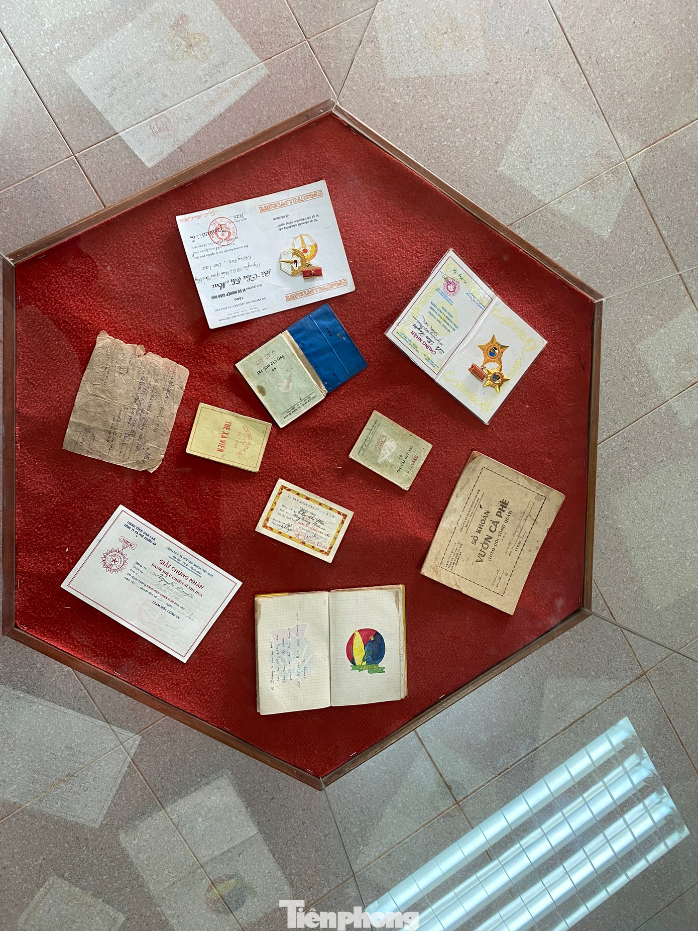 Hiện vật trưng bày tại khu di tích CADA.