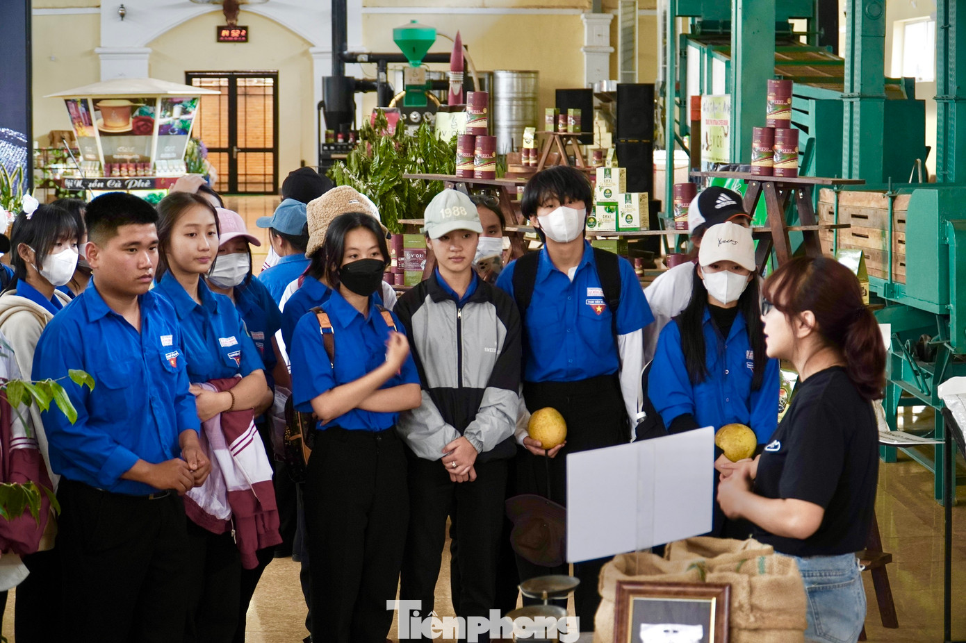 Các bạn học sinh được hiểu thêm về nguồn gốc ngành cà phê Việt Nam.