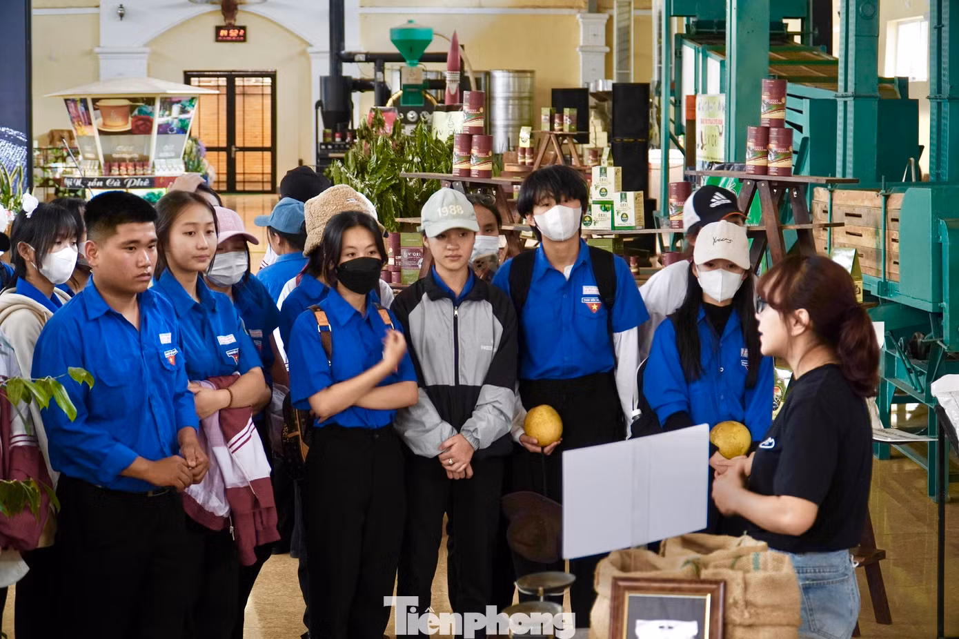 Các bạn học sinh được hiểu thêm về nguồn gốc ngành cà phê Việt Nam.