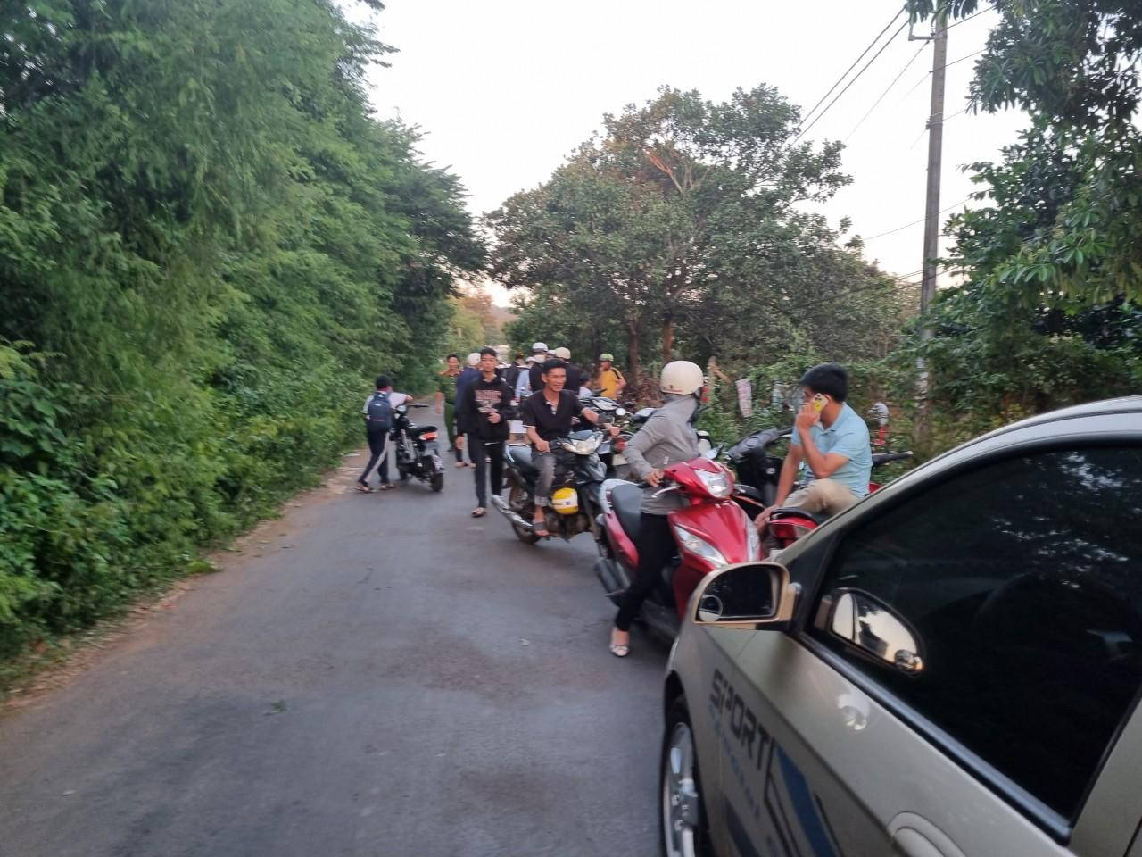 Nhiều người dân theo dõi quá trình khám nghiệm hiện trường Nhiều người dân theo dõi quá trình khám nghiệm hiện trường