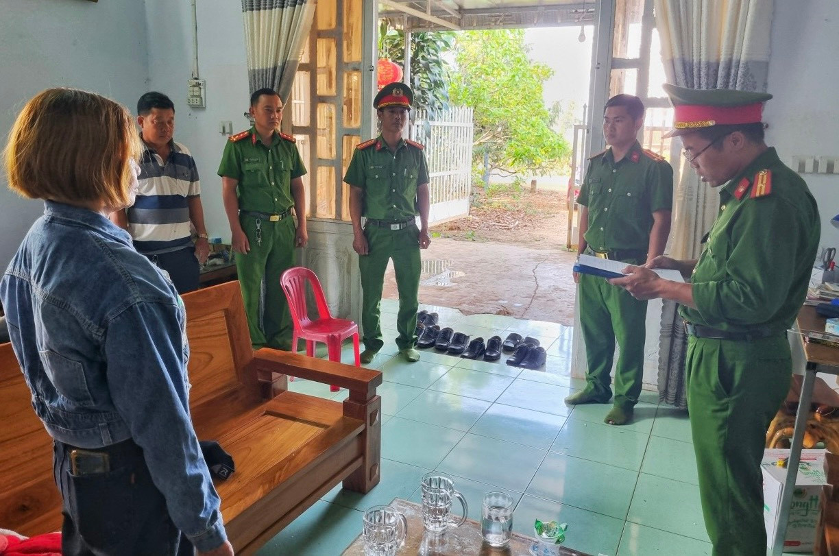 Công an huyện Đắk Glong tống đạt các quyết định tố tụng đối với Trần Thị Đoàn Công an huyện Đắk Glong tống đạt các quyết định tố tụng đối với Trần Thị Đoàn