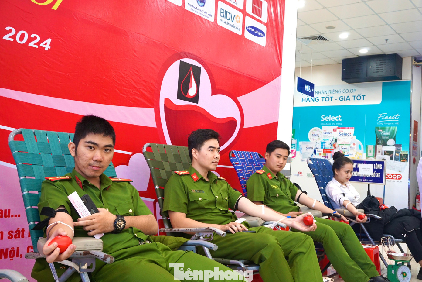 Nhiều chiến sĩ công an trẻ hăng hái tham gia hiến máu.