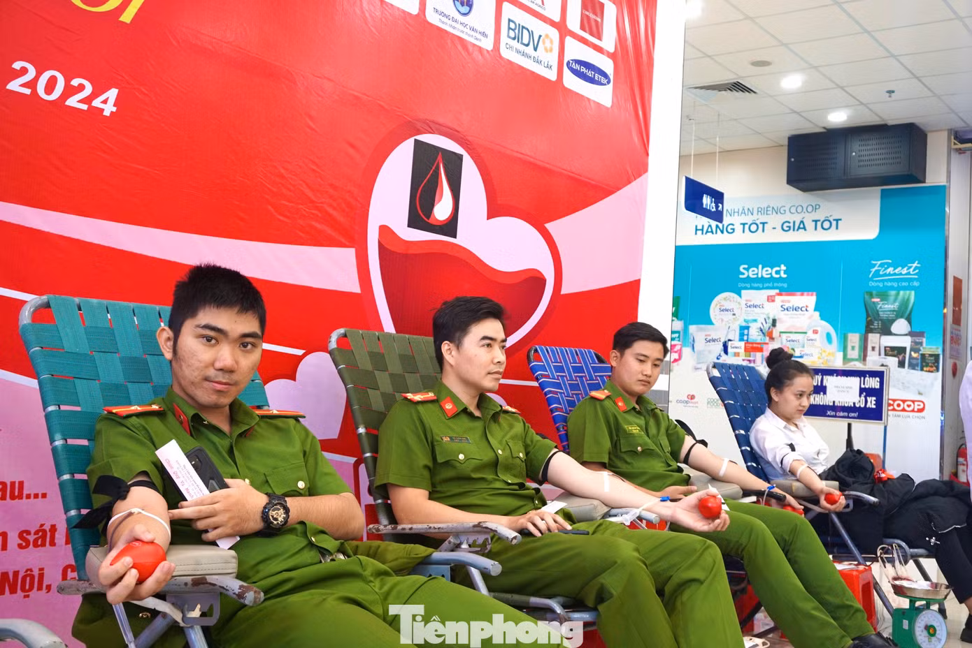 Nhiều chiến sĩ công an trẻ hăng hái tham gia hiến máu.