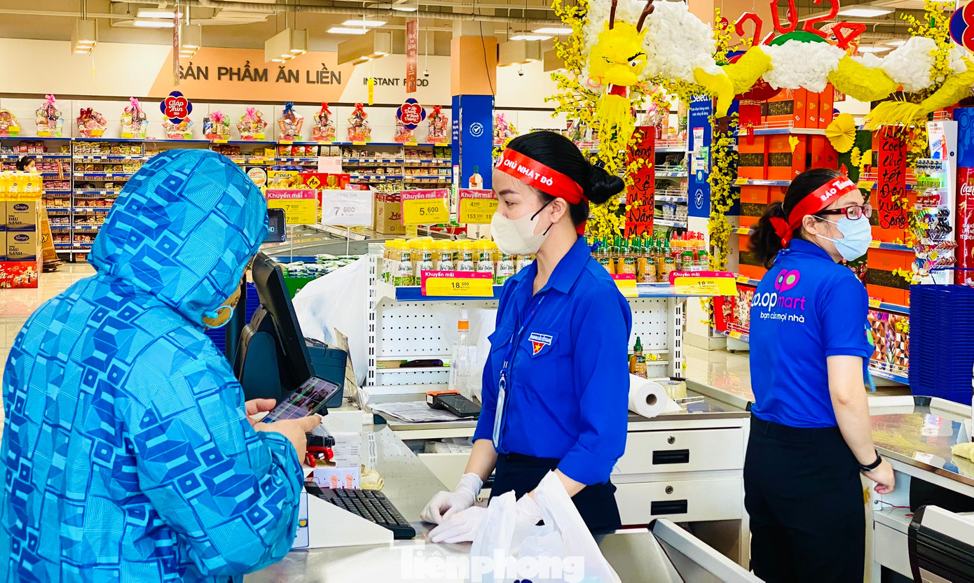 Nhân viên siêu thị thay phiên nhau hiến máu và làm việc tại quầy