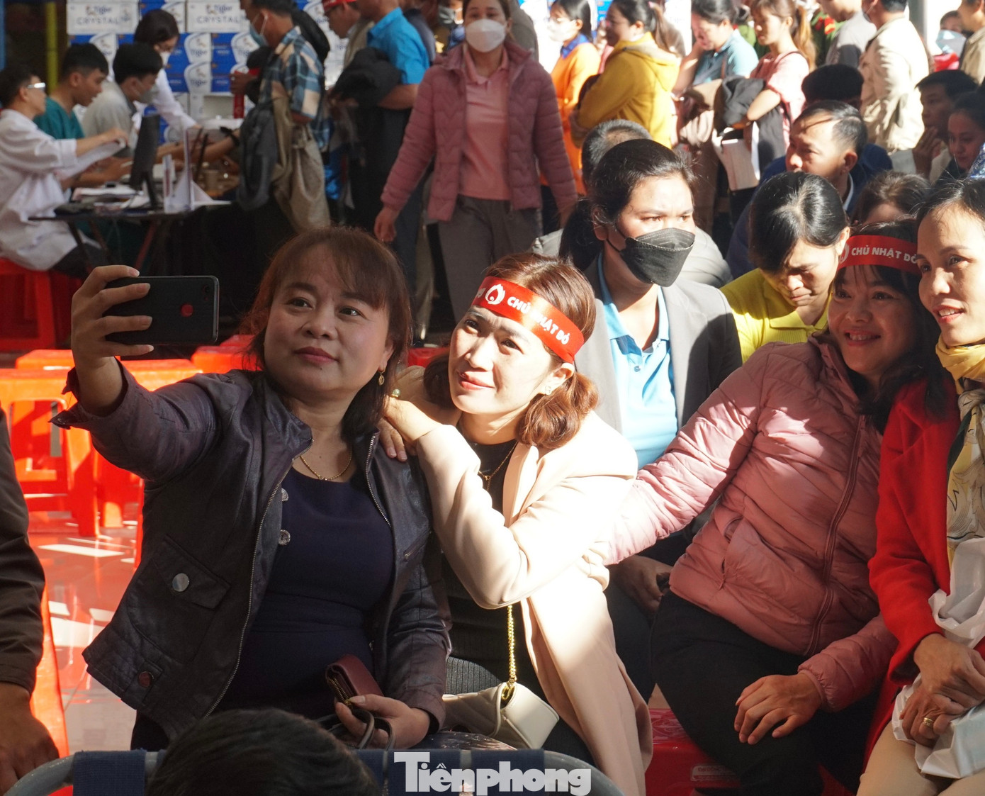 Mọi người vui vẻ chụp ảnh trong lúc chờ đến lượt mình được hiến máu