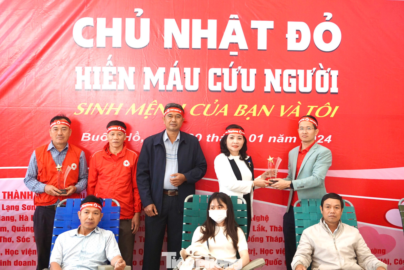 Nhà báo Nguyễn Văn Tuấn - Phụ trách Văn phòng đại diện báo Tiền Phong khu vực Tây Nguyên trao kỉ niệm chương cho lãnh đạo Thị xã Buôn Hồ.