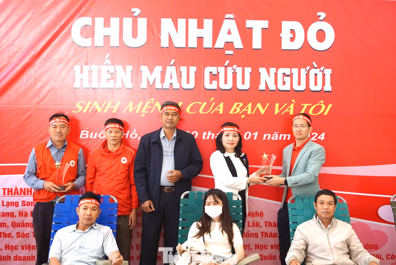 Nhà báo Nguyễn Văn Tuấn - Phụ trách Văn phòng đại diện báo Tiền Phong khu vực Tây Nguyên trao kỉ niệm chương cho lãnh đạo Thị xã Buôn Hồ.