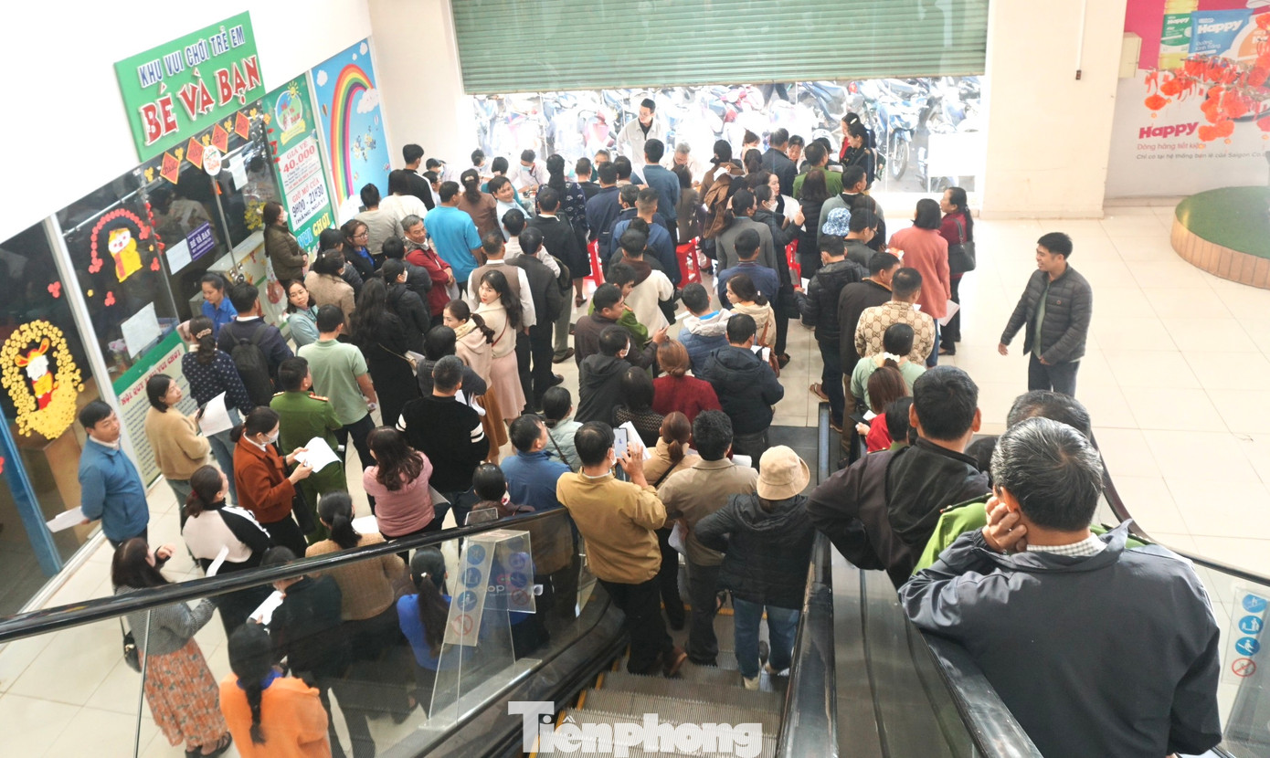 Sáng sớm 30/1, tại siêu thị Co.op Mart Buôn Hồ (Thị xã Buôn Hồ, Đắk Lắk), người dân trên địa bàn đã xếp hàng để đăng ký tham gia hiến máu ở ngày hội Chủ Nhật Đỏ.