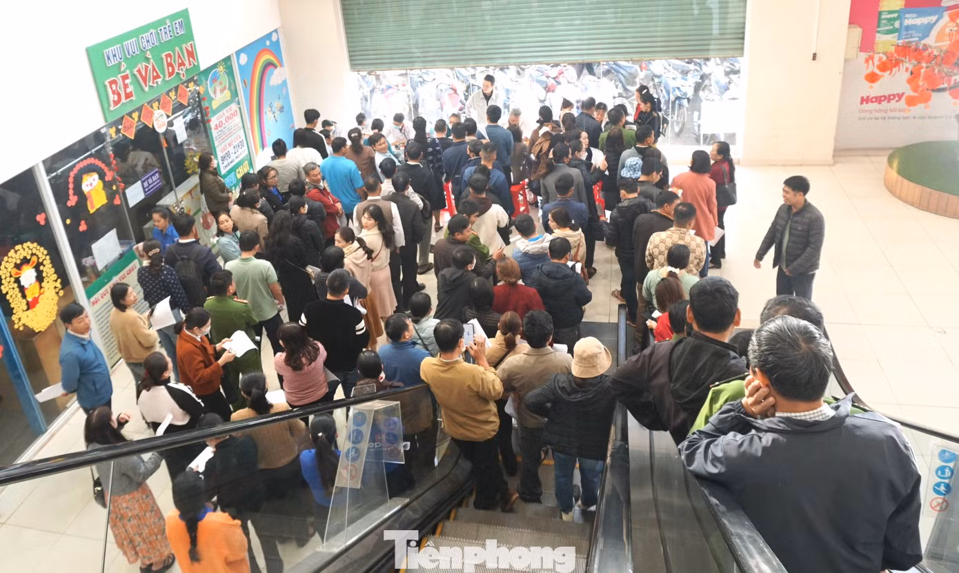 Sáng sớm 30/1, tại siêu thị Co.op Mart Buôn Hồ (Thị xã Buôn Hồ, Đắk Lắk), người dân trên địa bàn đã xếp hàng để đăng ký tham gia hiến máu ở ngày hội Chủ Nhật Đỏ.