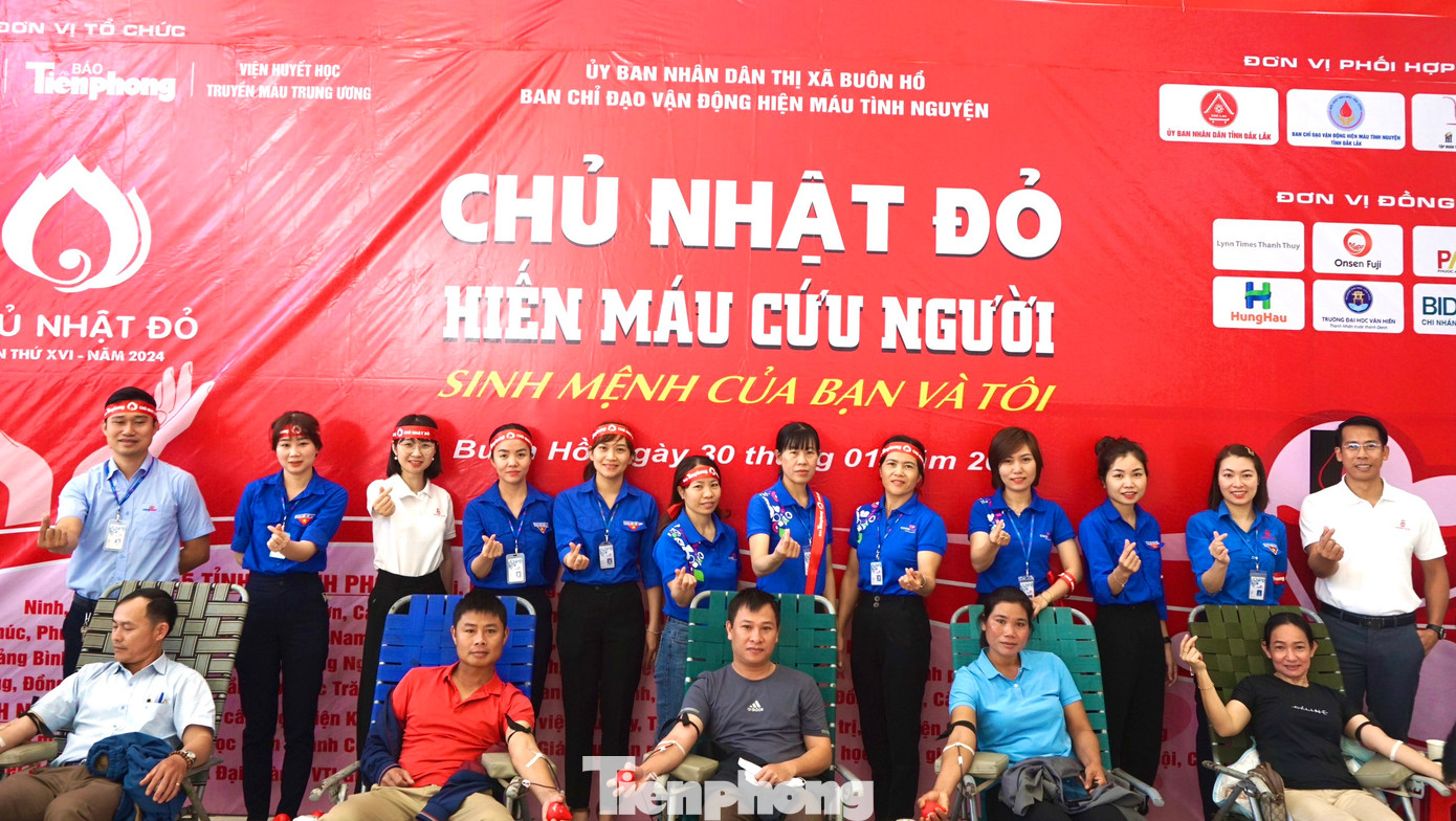 "Cứ đến dịp cuối năm và Tết, nhu cầu về máu trong cấp cứu và điều trị rất lớn. Sáng nay, tôi cùng toàn bộ nhân viên hưởng ứng, tham gia hiến máu tại chương trình Chủ Nhật Đỏ. Theo tôi, hạnh phúc nhất là trao yêu thương của mình cho mọi người ", ông Nguyễn Văn Huy, Giám đốc Co.op Mart chia sẻ.