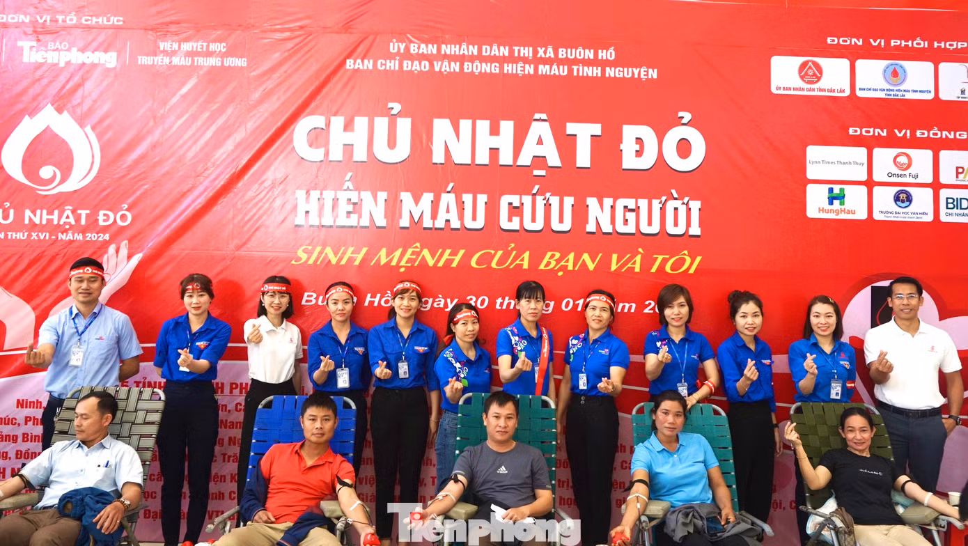 "Cứ đến dịp cuối năm và Tết, nhu cầu về máu trong cấp cứu và điều trị rất lớn. Sáng nay, tôi cùng toàn bộ nhân viên hưởng ứng, tham gia hiến máu tại chương trình Chủ Nhật Đỏ. Theo tôi, hạnh phúc nhất là trao yêu thương của mình cho mọi người ", ông Nguyễn Văn Huy, Giám đốc Co.op Mart chia sẻ.
