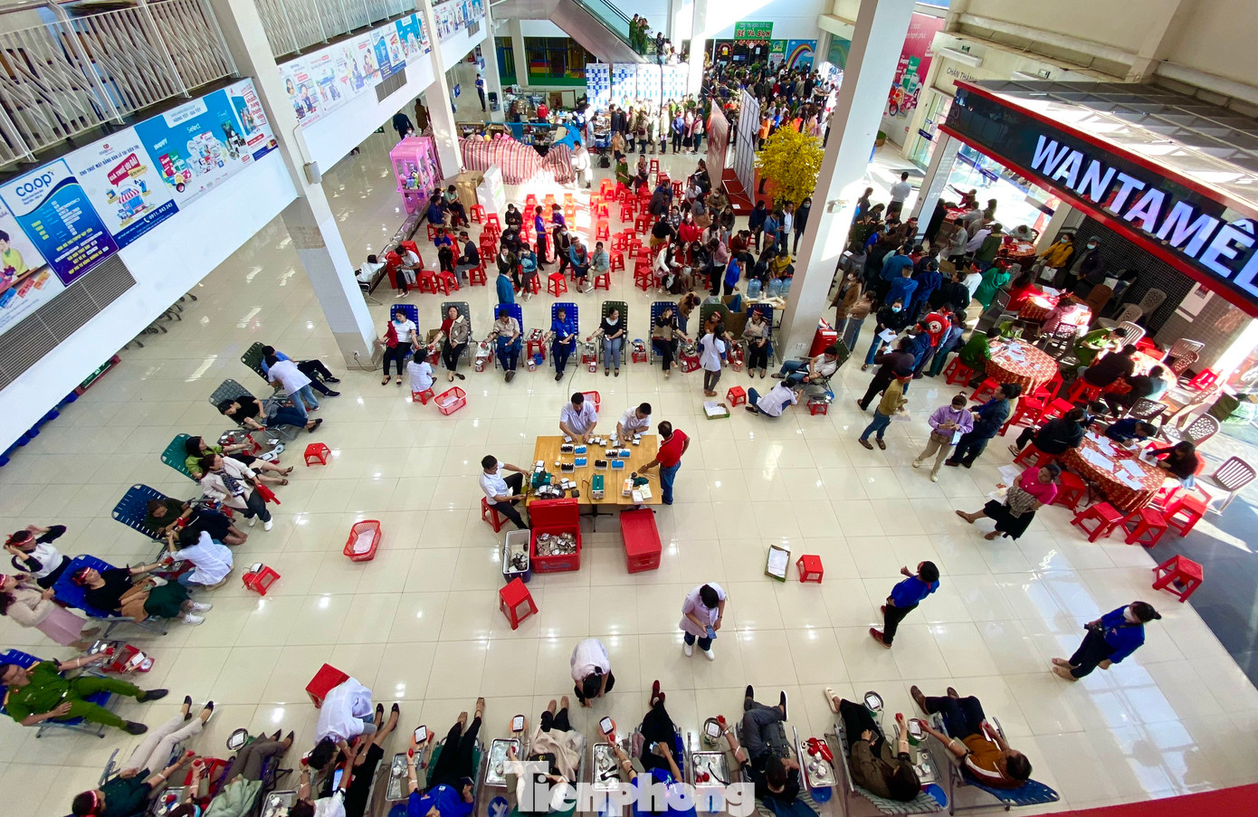 Từ 7 giờ, nhiều bạn trẻ đã hoàn thành việc đăng ký và vào khu vực lấy máu.