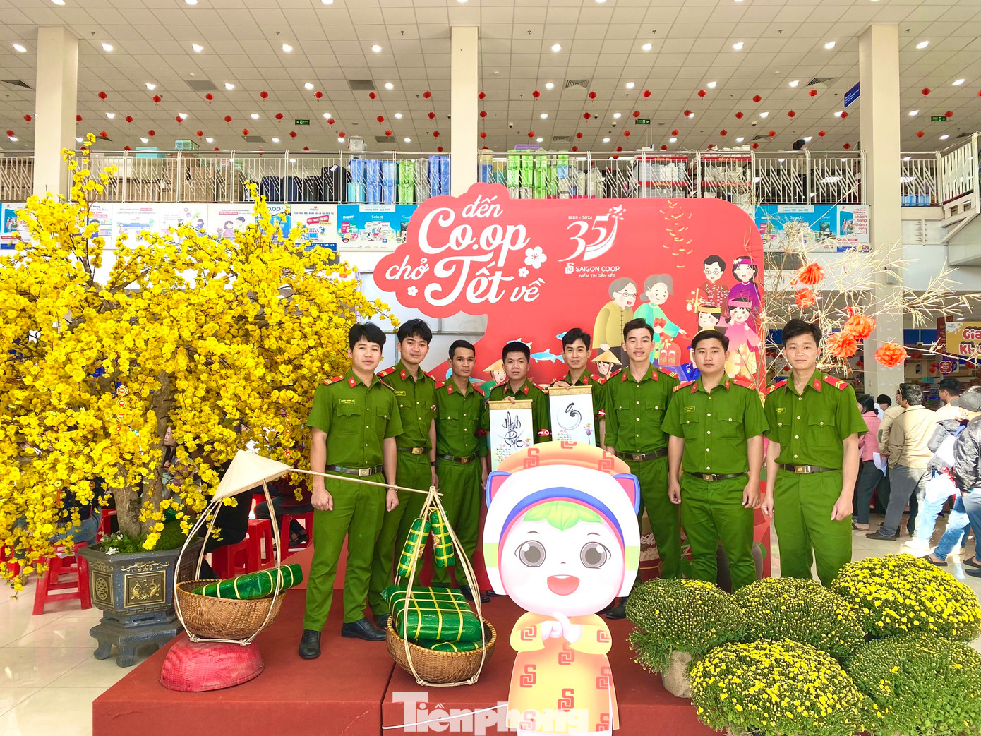 Chiến sĩ Công an Thị xã Buôn Hồ check-in tại sảnh chương trình Chủ Nhật Đỏ tại Đắk Lắk