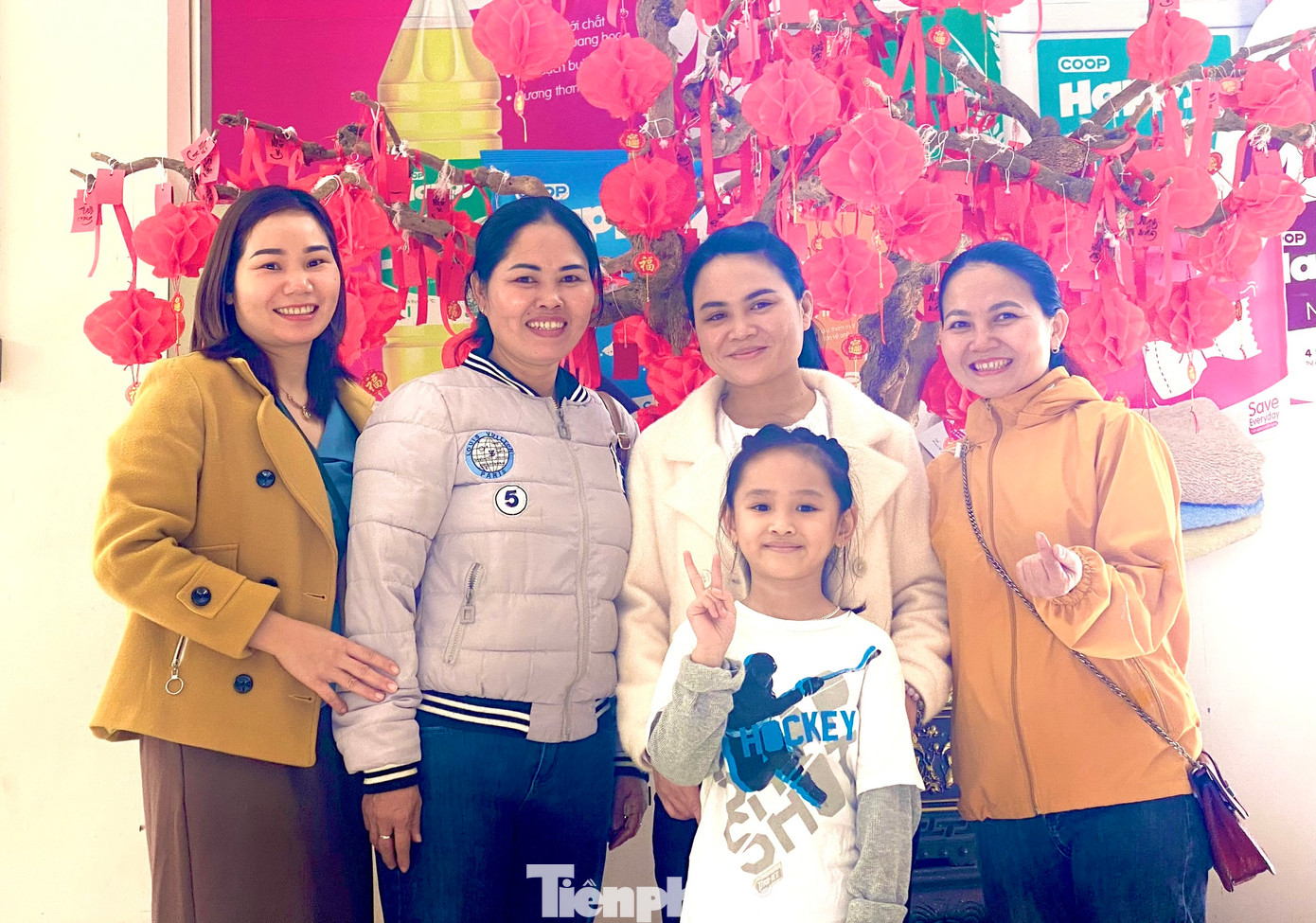 Chị Phan Thị Thanh Huyền (34 tuổi), giáo viên Trường THCS Chu Văn An, Thị xã Buôn Hồ cùng 3 chị tới Co.op Mart Buôn Hồ tham gia chương trình Chủ Nhật Đỏ năm 2024 tại Đắk Lắk.