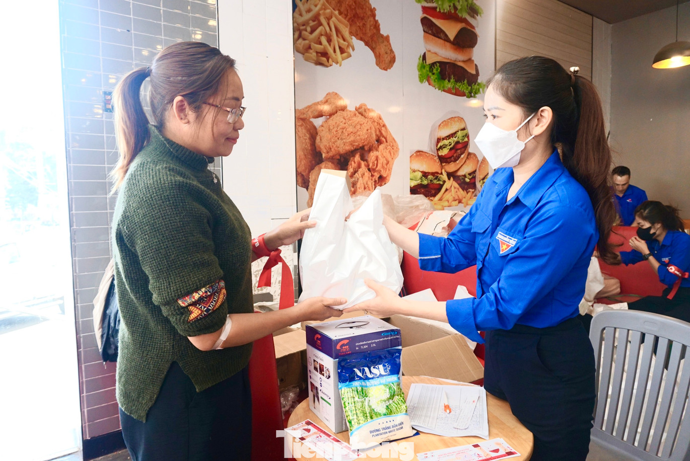 Tình nguyện viên trao quà cho người tham gia hiến máu