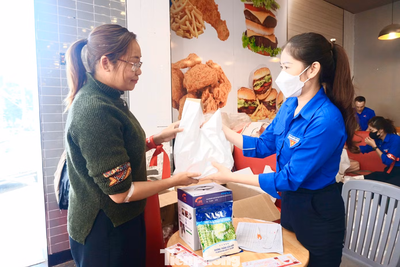 Tình nguyện viên trao quà cho người tham gia hiến máu