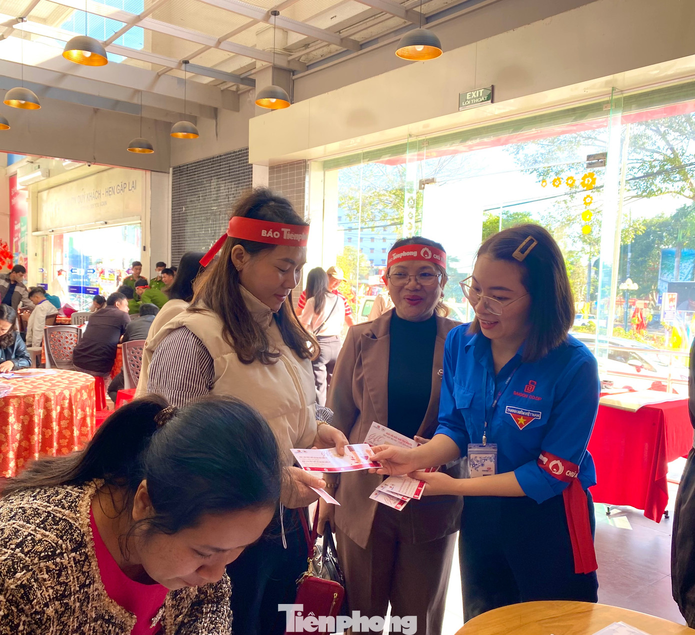 Dịp này, siêu thị Co.op Mart Buôn Hồ cũng trao tặng voucher mua hàng khuyến mãi cho người dân đến hiến máu tại chương trình Chủ Nhật Đỏ.