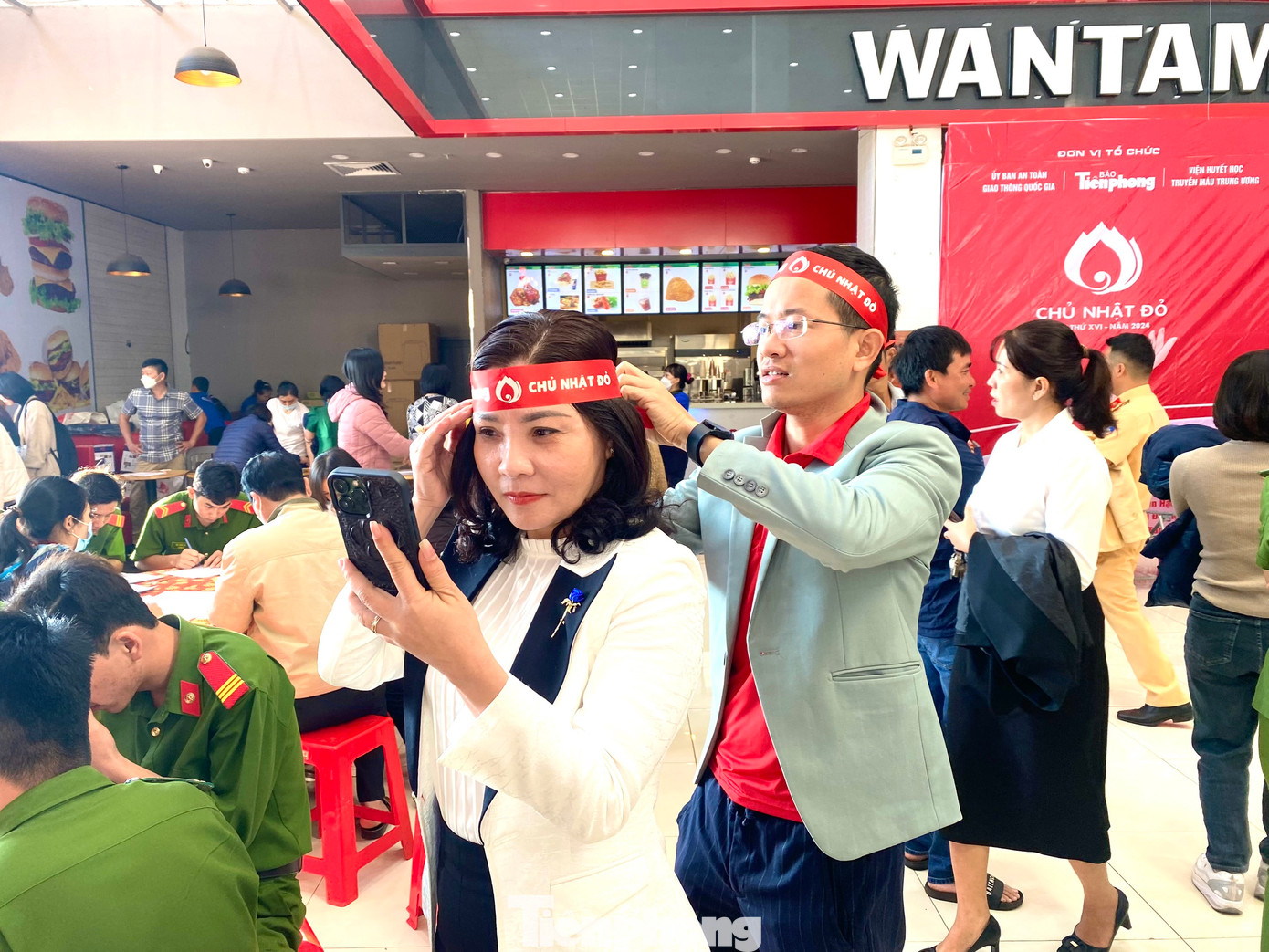 Bà Nguyễn Thị Thu Nguyệt (áo trắng, ảnh phải) - Bí thư Thị ủy Buôn Hồ cùng ông Đặng Gia Duẩn (ảnh trái, đứng) - Chủ tịch UBND Thị xã Buôn Hồ đến động viên người dân hiến máu.