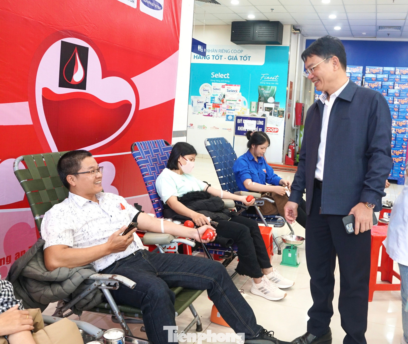 Bà Nguyễn Thị Thu Nguyệt (áo trắng, ảnh phải) - Bí thư Thị ủy Buôn Hồ cùng ông Đặng Gia Duẩn (ảnh trái, đứng) - Chủ tịch UBND Thị xã Buôn Hồ đến động viên người dân hiến máu.