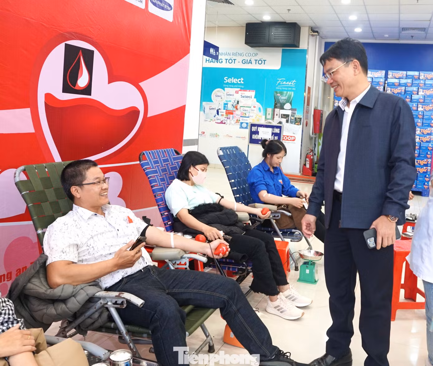Bà Nguyễn Thị Thu Nguyệt (áo trắng, ảnh phải) - Bí thư Thị ủy Buôn Hồ cùng ông Đặng Gia Duẩn (ảnh trái, đứng) - Chủ tịch UBND Thị xã Buôn Hồ đến động viên người dân hiến máu.