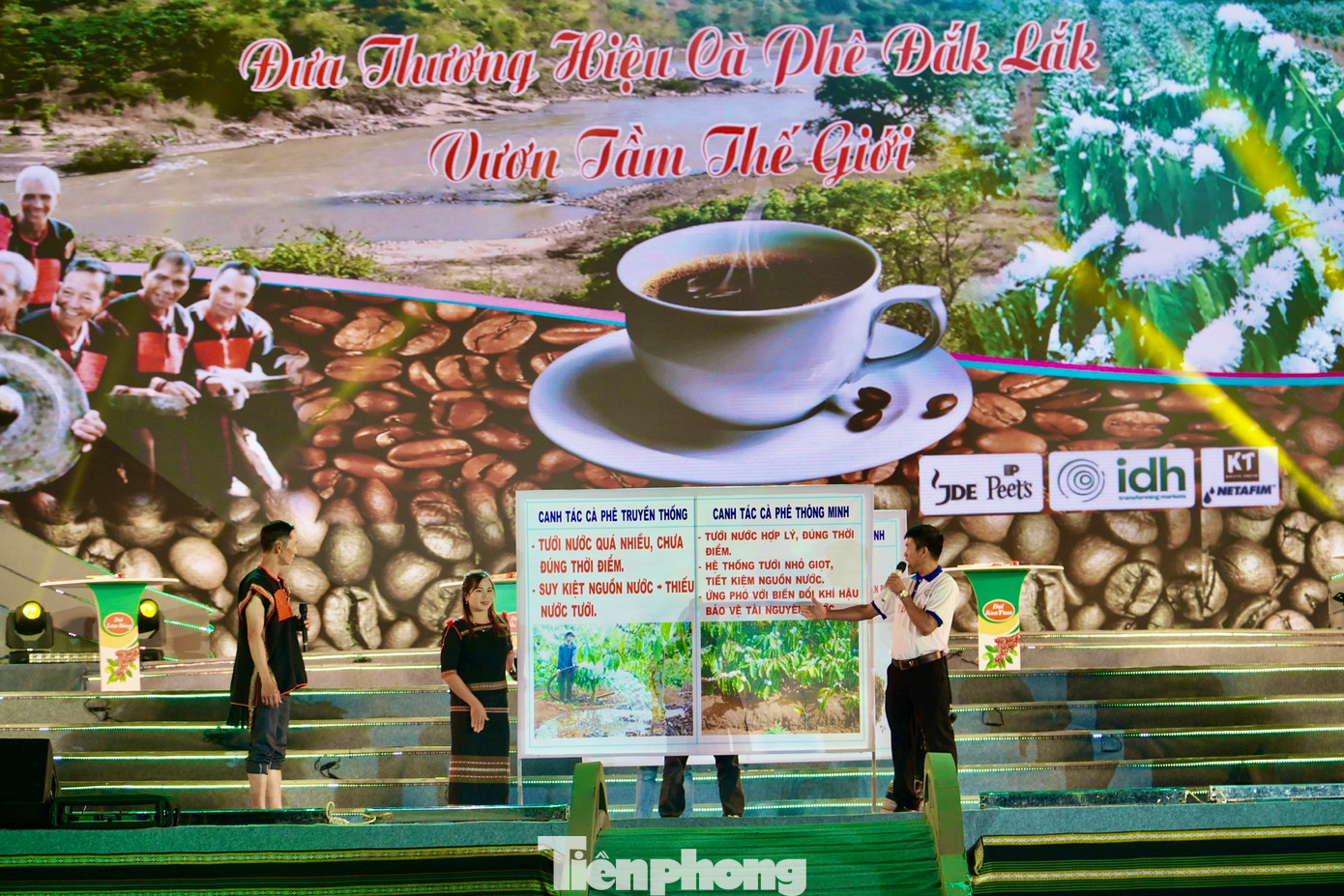 Đội thi Đắk Lắk giới thiệu canh tác cà phê thích ứng với biến đổi khí hậu Đội thi Đắk Lắk giới thiệu canh tác cà phê thích ứng với biến đổi khí hậu