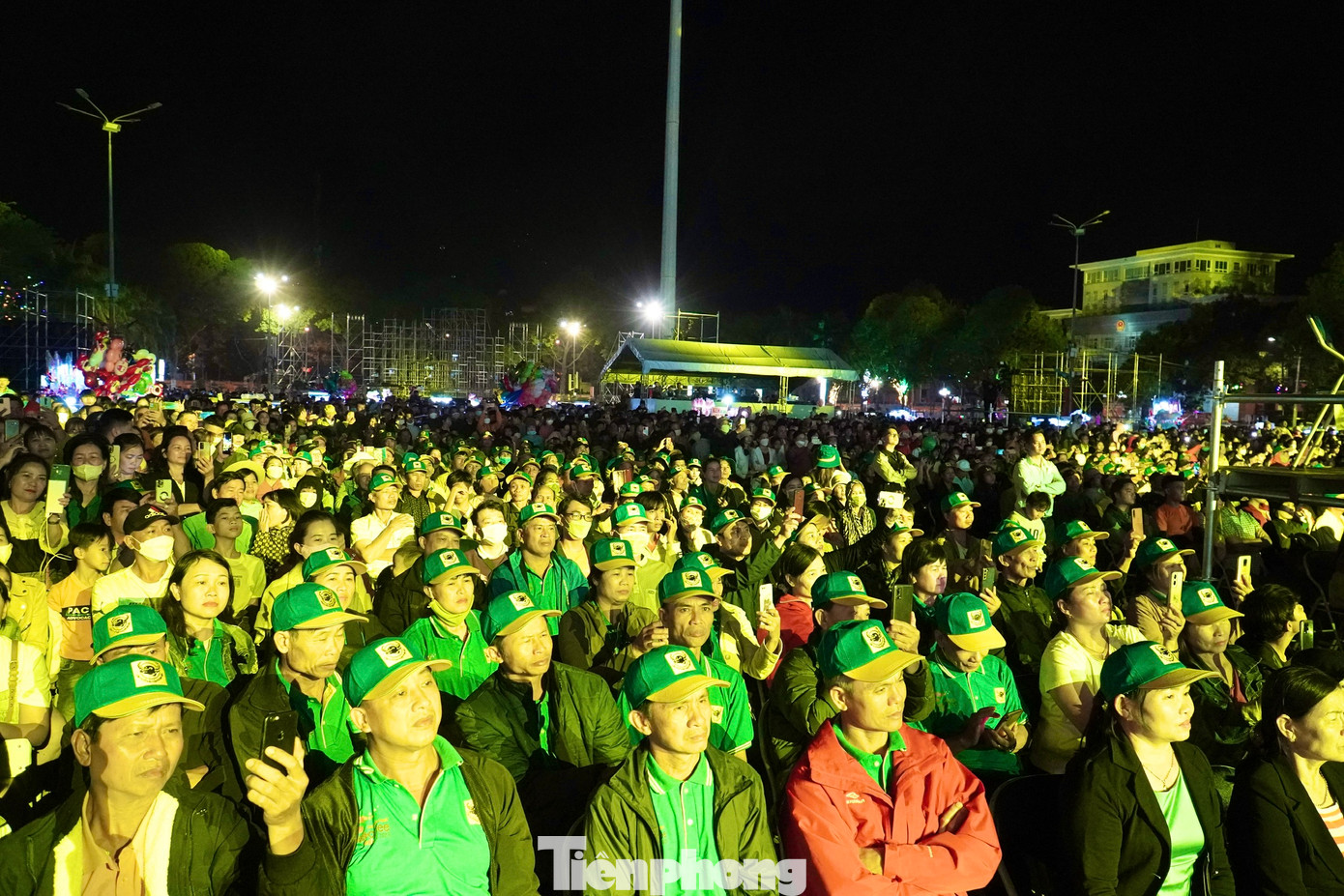 Hàng nghìn người nông dân đến theo dõi, cổ vũ cho các đội thi Hàng nghìn người nông dân đến theo dõi, cổ vũ cho các đội thi
