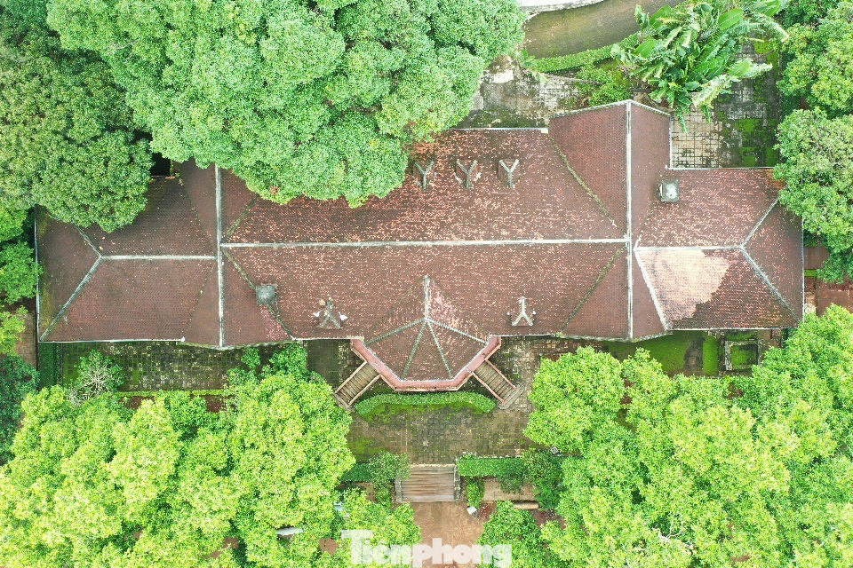 Với diện tích xây dựng 1.514 m2, tòa Biệt điện là không gian đẹp, yên tĩnh, mát mẻ, một công trình kiến trúc kết hợp hài hoà, đặc sắc giữa kiến trúc nhà truyền thống của người Tây Nguyên với kiến trúc phương Tây, tạo nên nét đẹp độc đáo, hấp dẫn.