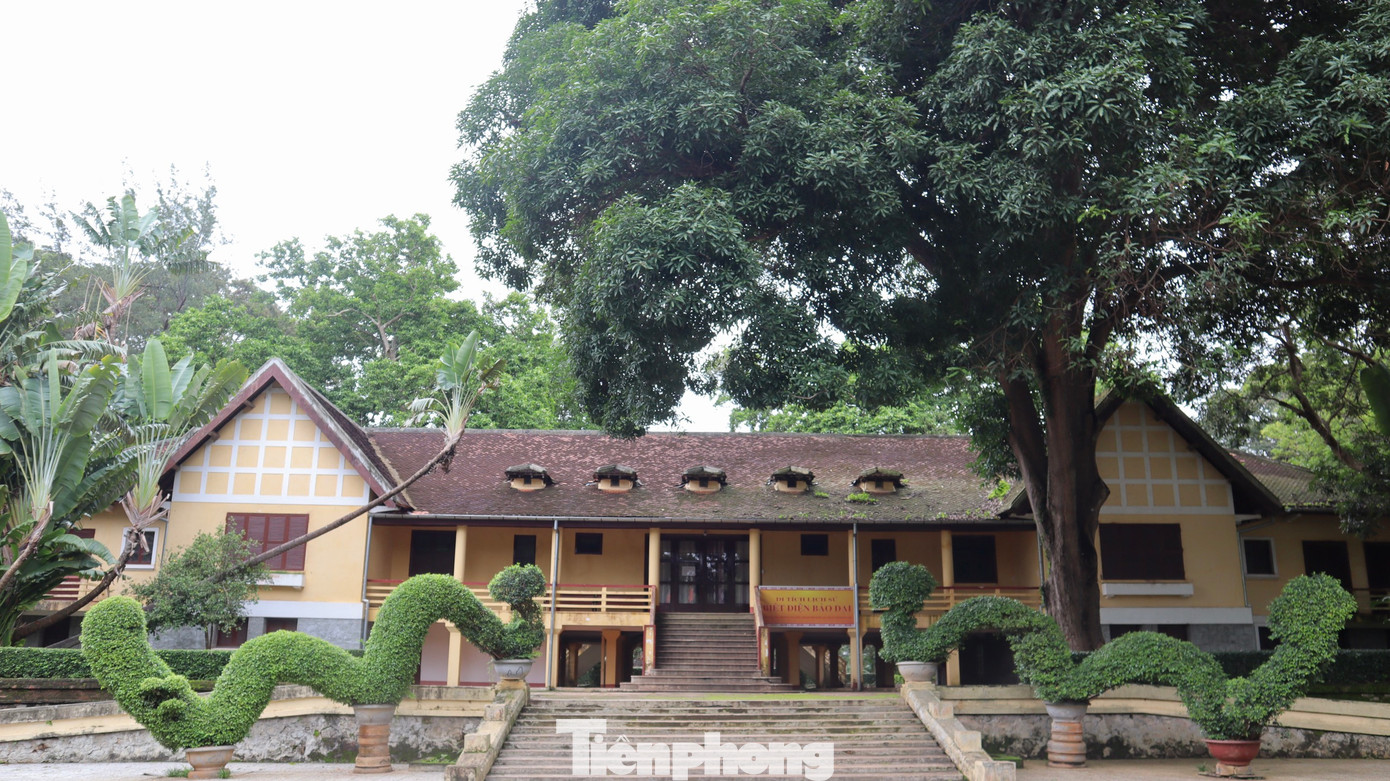 Di tích lịch sử Biệt điện Bảo Đại tọa lạc tại số 2 đường Y Ngông (phường Tân Tiến, TP Buôn Ma Thuột, Đắk Lắk). Nơi đây trước năm 1905 là nhà hàng. Đến năm 1914, địa điểm này được xây dựng, sửa thành Tòa Đại lý quận trưởng. Từ tháng 11/1947, vua Bảo Đại đã đến đây ở và làm việc gần 8 tháng. Sau đó, vua Bảo Đại thường tới đây vào dịp đầu mùa mưa để nghỉ ngơi và đi săn bắn, do đó ngôi nhà này còn có tên Biệt điện Bảo Đại.