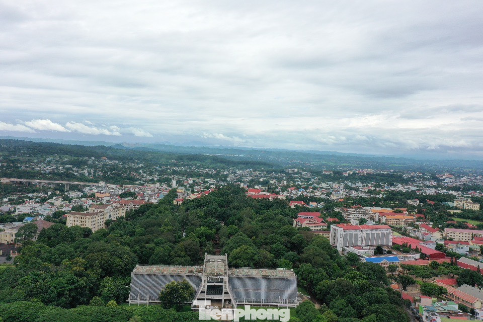 Với diện tích gần 6,5 ha gồm một tòa Biệt điện và một nhà nài voi, khuôn viên di tích góp phần mang lại không khí trong lành cho thành phố Buôn Ma Thuột.