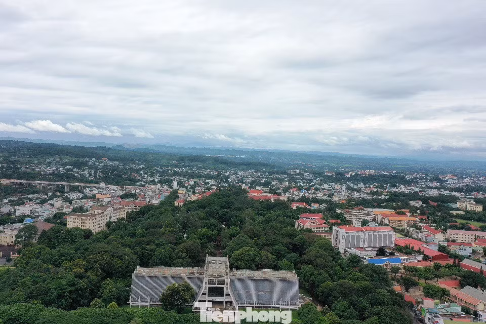 Với diện tích gần 6,5 ha gồm một tòa Biệt điện và một nhà nài voi, khuôn viên di tích góp phần mang lại không khí trong lành cho thành phố Buôn Ma Thuột.