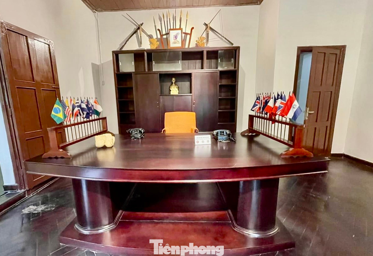 Bàn làm việc của vua Bảo Đại.