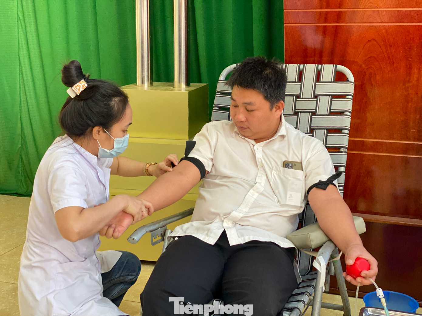 Anh Đặng Quốc Vương (39 tuổi, TP.Buôn Ma Thuột) làm nghề lái xe taxi chia sẻ, nhiều lần đang chạy xe chợt có điện thoại, thông báo có người cần máu ở bệnh viện, anh lập tức có mặt. “Tham dự chương trình hiến máu hôm nay, tôi thấy có rất nhiều người ở nhiều ngành nghề khác nhau nhưng cùng chung suy nghĩ hiến máu là nghĩa cử cao đẹp, có ích cho xã hội”, anh Vương nói.