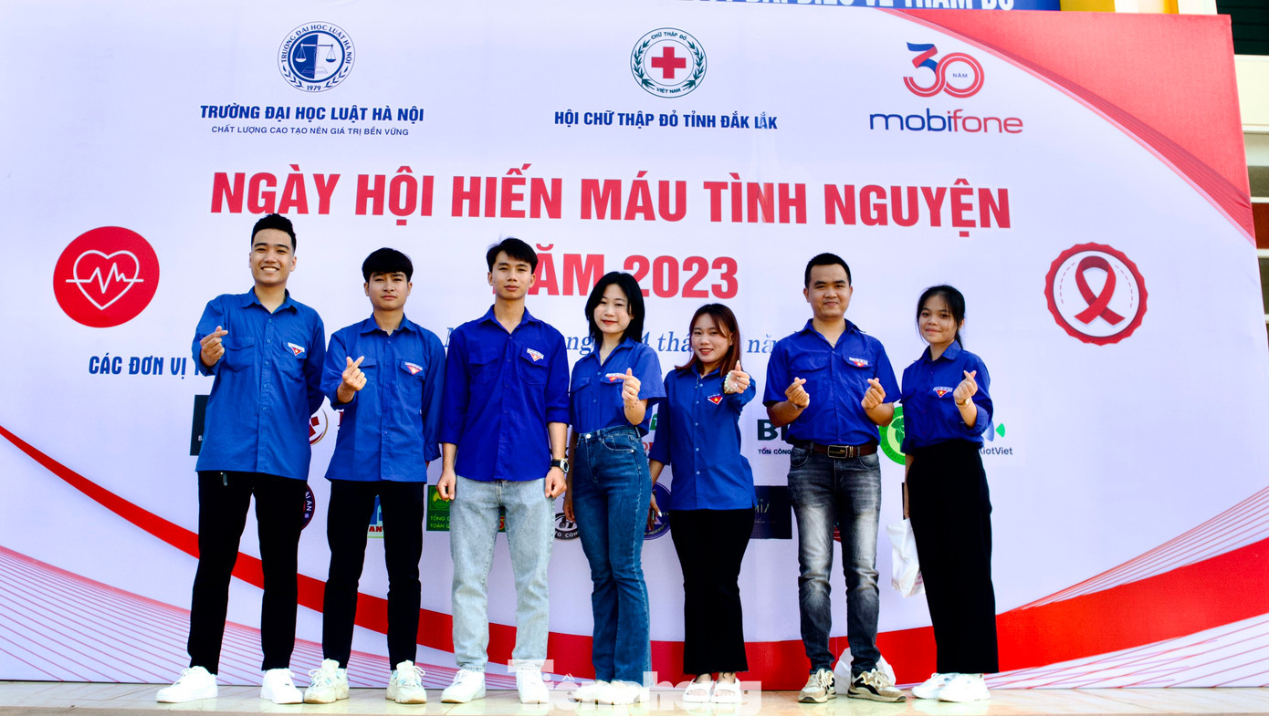 Nhóm sinh viên Phân hiệu Đại học Luật Hà Nội tại tỉnh Đắk Lắk check-in trước khi vào hội trường hiến máu.