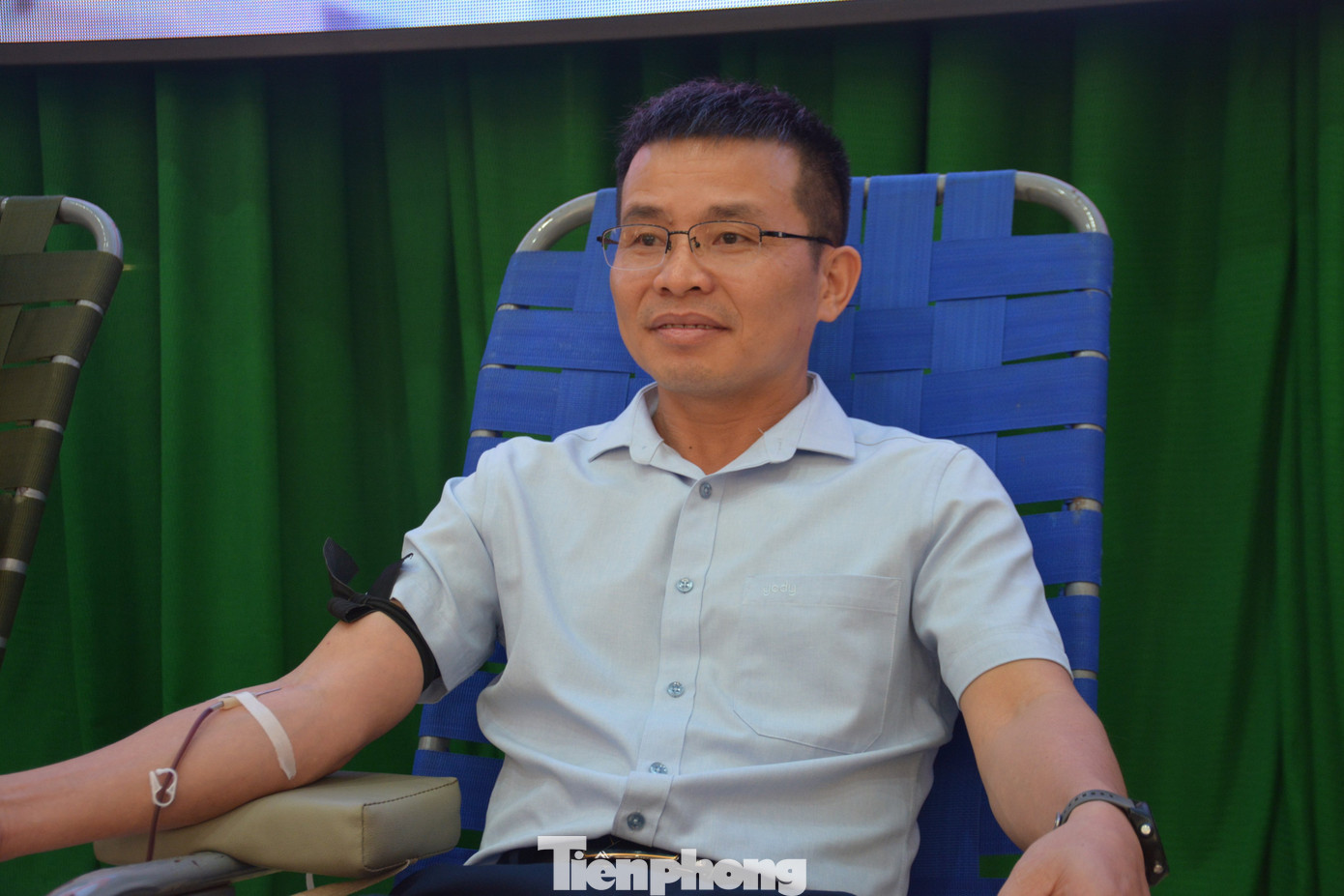 Là một trong những người hiến máu đầu tiên, anh Tô Viết Vinh - Chủ tịch Công đoàn Phân hiệu Đại học Luật Hà Nội tại tỉnh Đắk Lắk cho biết, đây là lần thứ 20 anh tham gia hiến máu. Ngày hội năm nay có hơn 500 người tham gia, trong đó nhiều bạn sinh viên của các trường đại học, cao đẳng, trung cấp trên địa bàn tỉnh cũng như cán bộ công chức, viên chức các cơ quan, nhân viên văn phòng, người lao động.