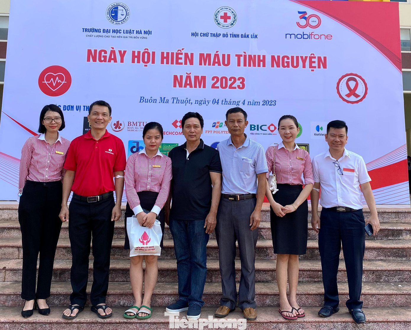 Lãnh đạo, nhân viên Ngân hàng Techcombank chi nhánh Đắk Lắk vui vẻ sau khi chia sẻ những giọt máu hồng.