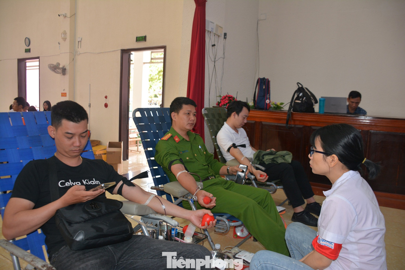 Thiếu tá Hoàng Ngọc Tú (ở giữa), Phó trưởng Công an thị trấn Ea Pốc (huyện Cư M&apos;gar) di chuyển hơn 20km đến địa điểm hiến máu.