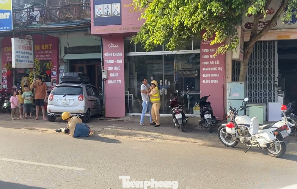 Chiến sĩ CSGT khống chế Hóa và Quý.