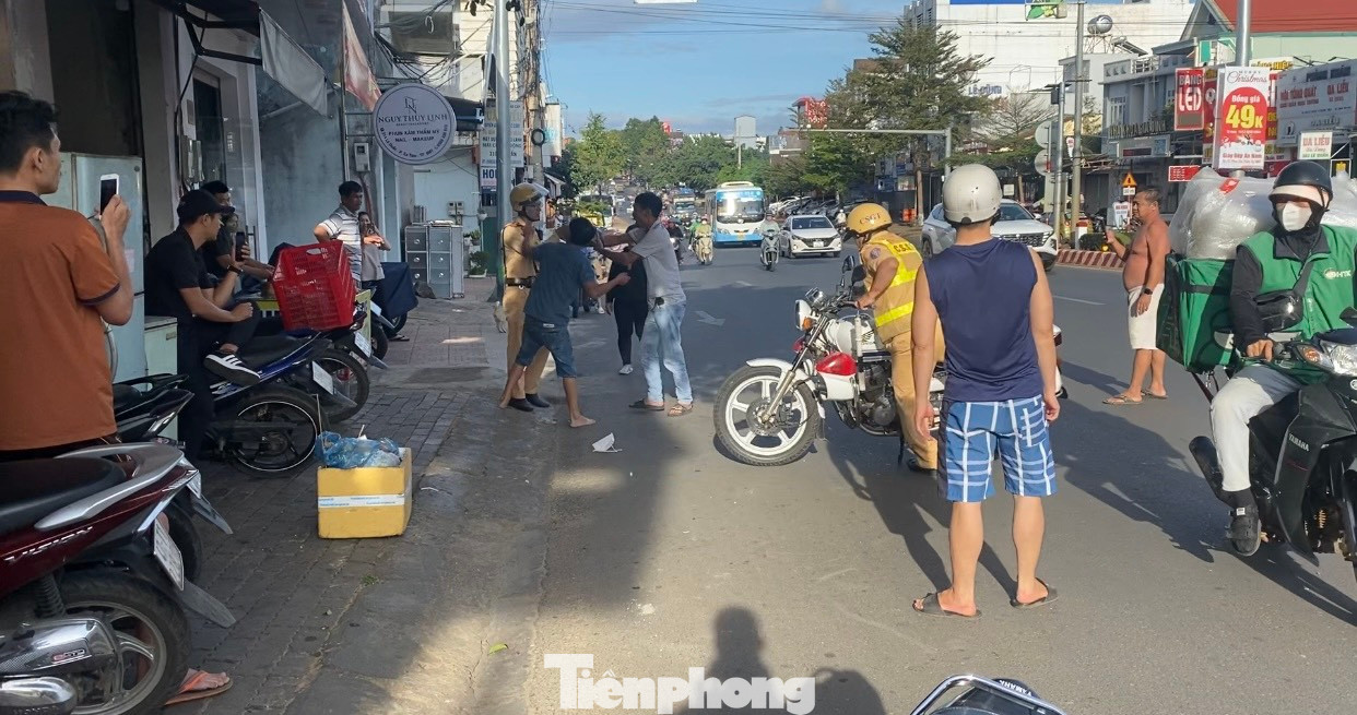 Hóa túm cổ và đánh chiến sĩ CSGT.