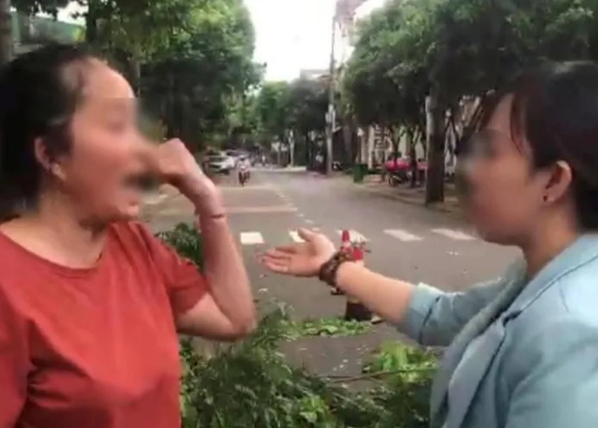 Người phụ nữ mặc áo đỏ chửi bới, tát nhân viên Cty Cổ phần Đô thị và Môi trường Đắk Lắk