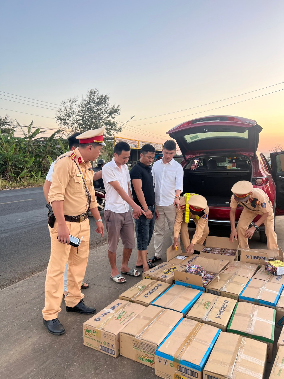 Trạm CSGT Krông Búk kiểm tra, phát hiện xe ô tô vận chuyển pháo lậu