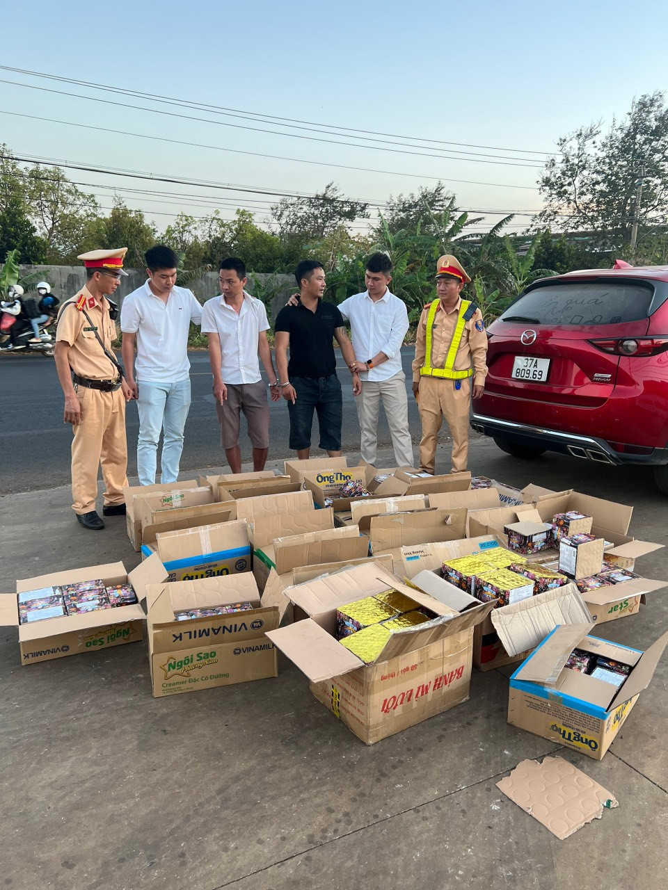 Trạm CSGT Krông Búk bàn giao đối tượng, tang vật và phương tiện cho Công an huyện Cư M'gar