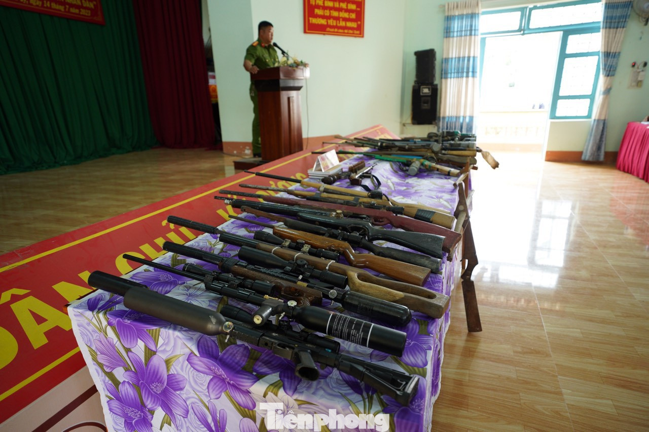 Công an xã Ea Uy tiếp nhận 27 khẩu súng, vật liệu nổ sau 20 ngày vận động, tuyên truyền Công an xã Ea Uy tiếp nhận 27 khẩu súng, vật liệu nổ sau 20 ngày vận động, tuyên truyền