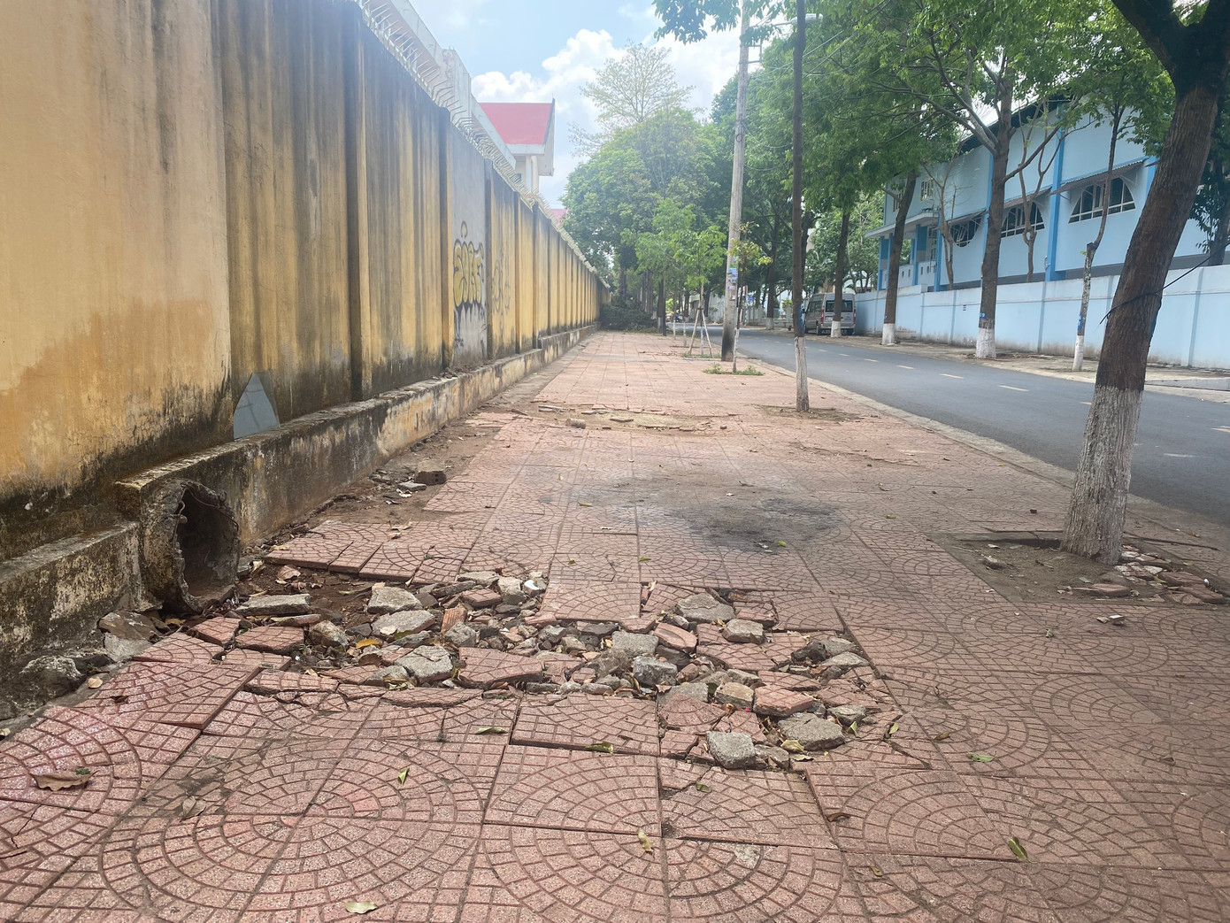 Vỉa hè nhiều nơi ở thủ phủ cà phê bị xuống cấp, hư hỏng ảnh 18